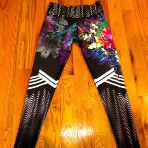 Onzie leggings that turn heads! Size M/L